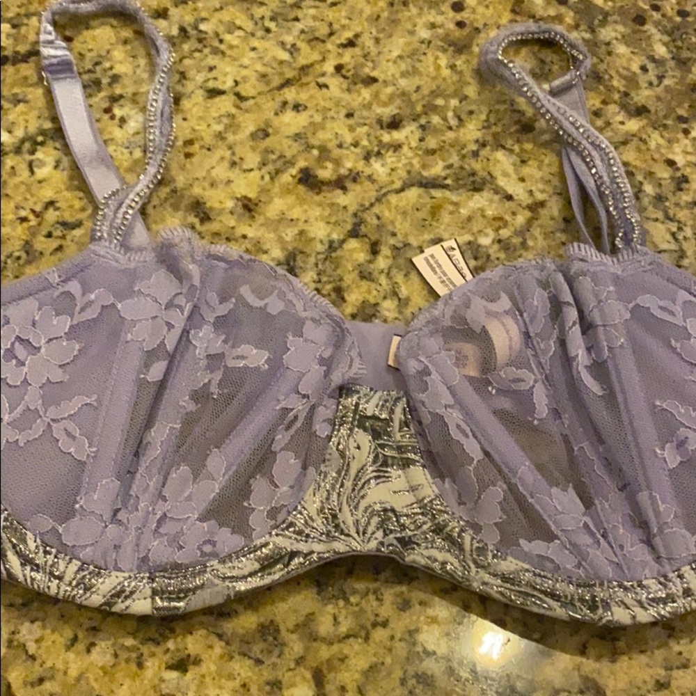 Victoria’s Secret bra size 32DD